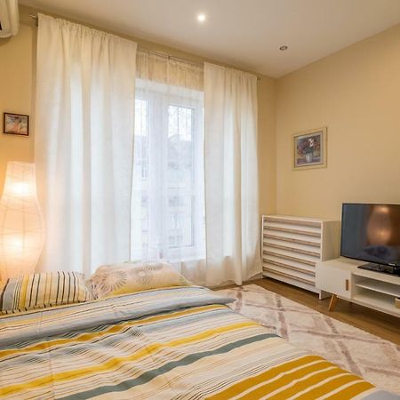 Modern 2 Bedroom Apartment Next To Vitosha Str. Sofia Esterno foto