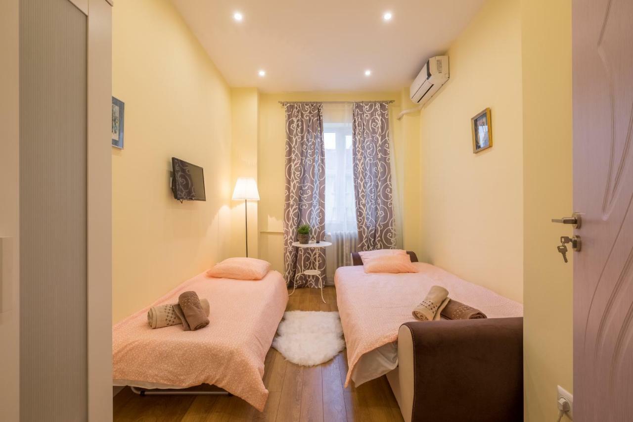 Modern 2 Bedroom Apartment Next To Vitosha Str. Sofia Esterno foto