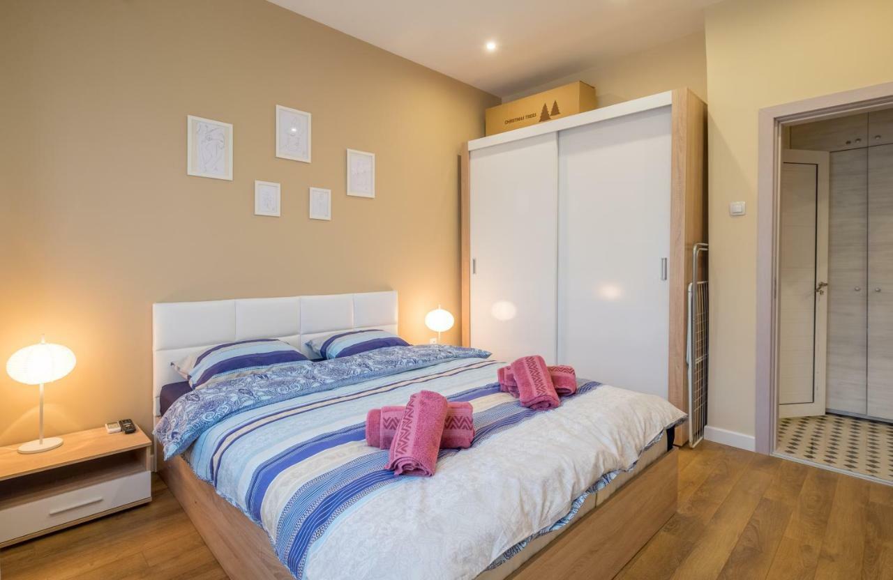 Modern 2 Bedroom Apartment Next To Vitosha Str. Sofia Esterno foto