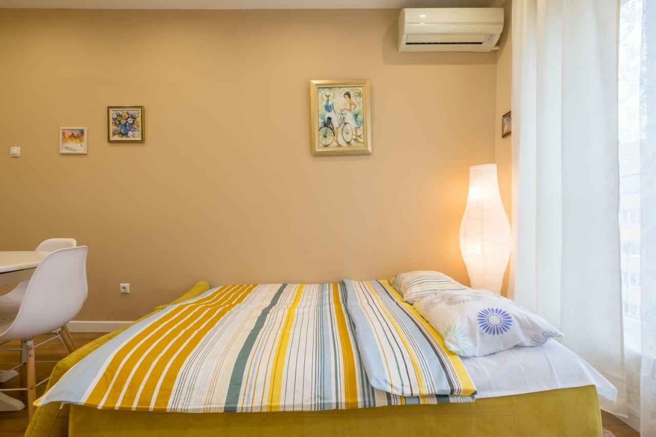 Modern 2 Bedroom Apartment Next To Vitosha Str. Sofia Esterno foto