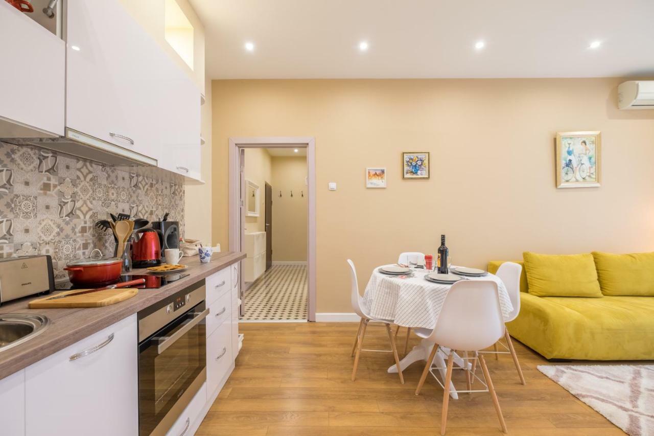 Modern 2 Bedroom Apartment Next To Vitosha Str. Sofia Esterno foto