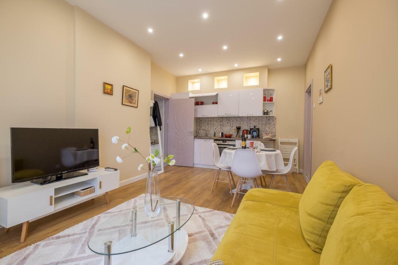 Modern 2 Bedroom Apartment Next To Vitosha Str. Sofia Esterno foto