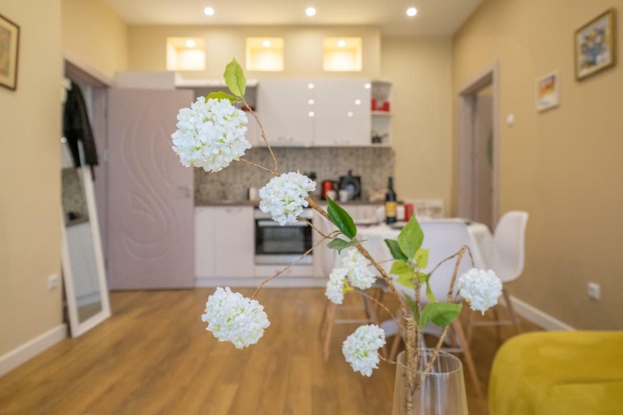 Modern 2 Bedroom Apartment Next To Vitosha Str. Sofia Esterno foto
