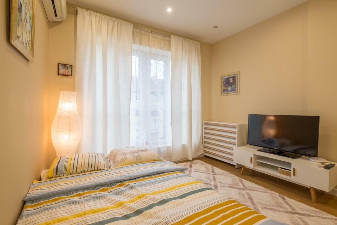 Modern 2 Bedroom Apartment Next To Vitosha Str. Sofia Esterno foto