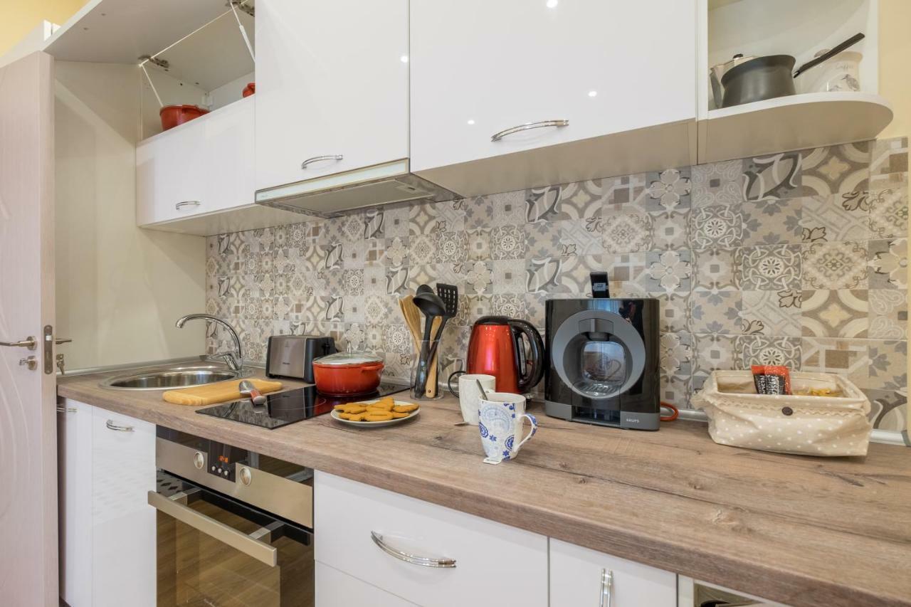 Modern 2 Bedroom Apartment Next To Vitosha Str. Sofia Esterno foto