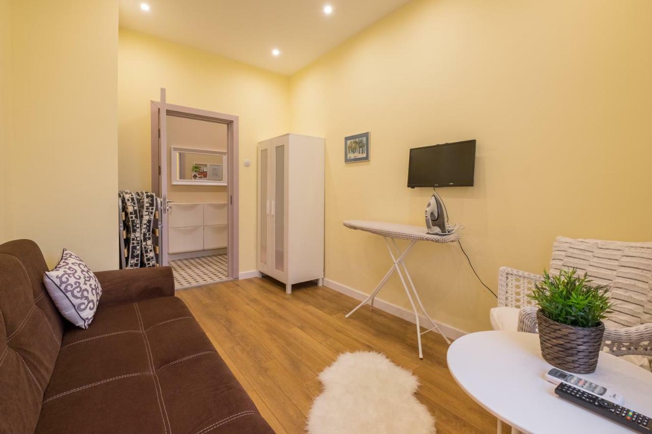 Modern 2 Bedroom Apartment Next To Vitosha Str. Sofia Esterno foto