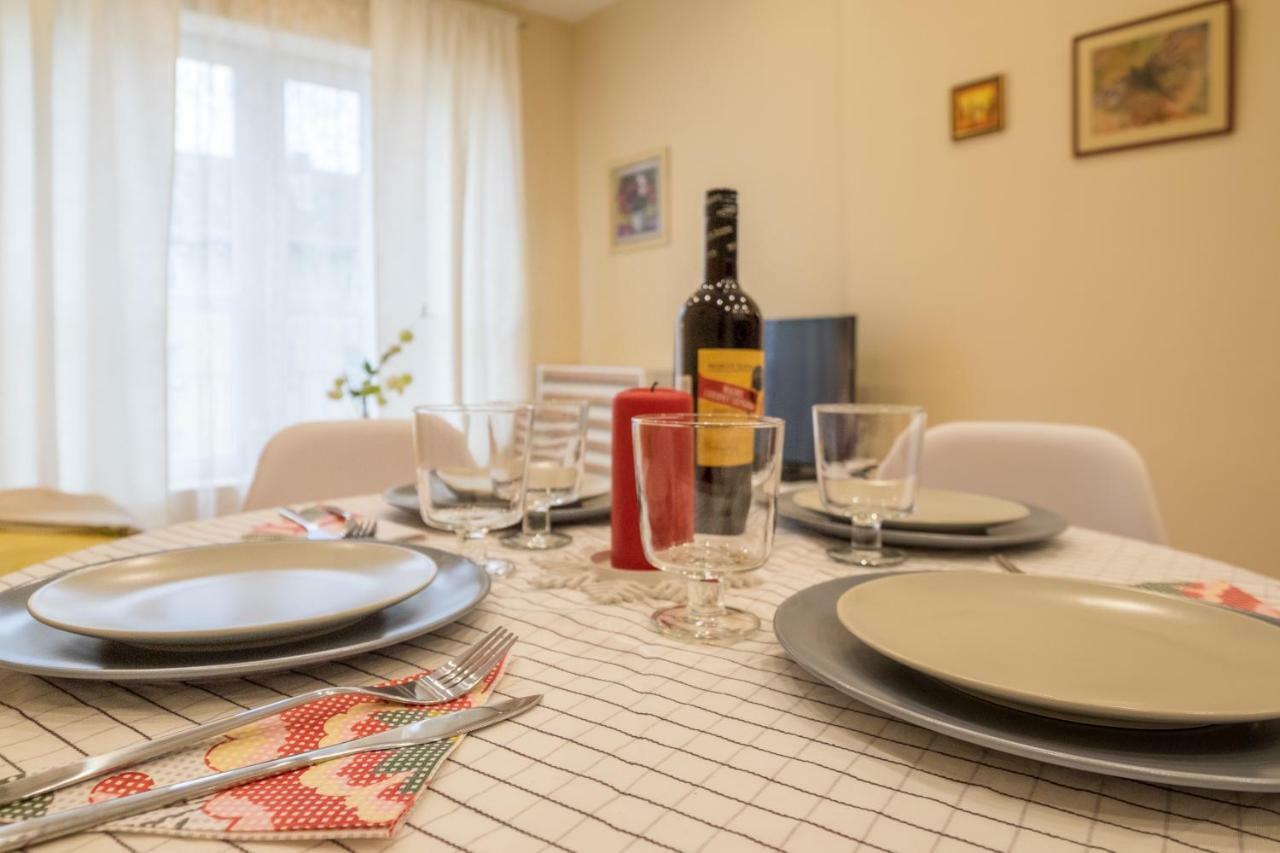 Modern 2 Bedroom Apartment Next To Vitosha Str. Sofia Esterno foto