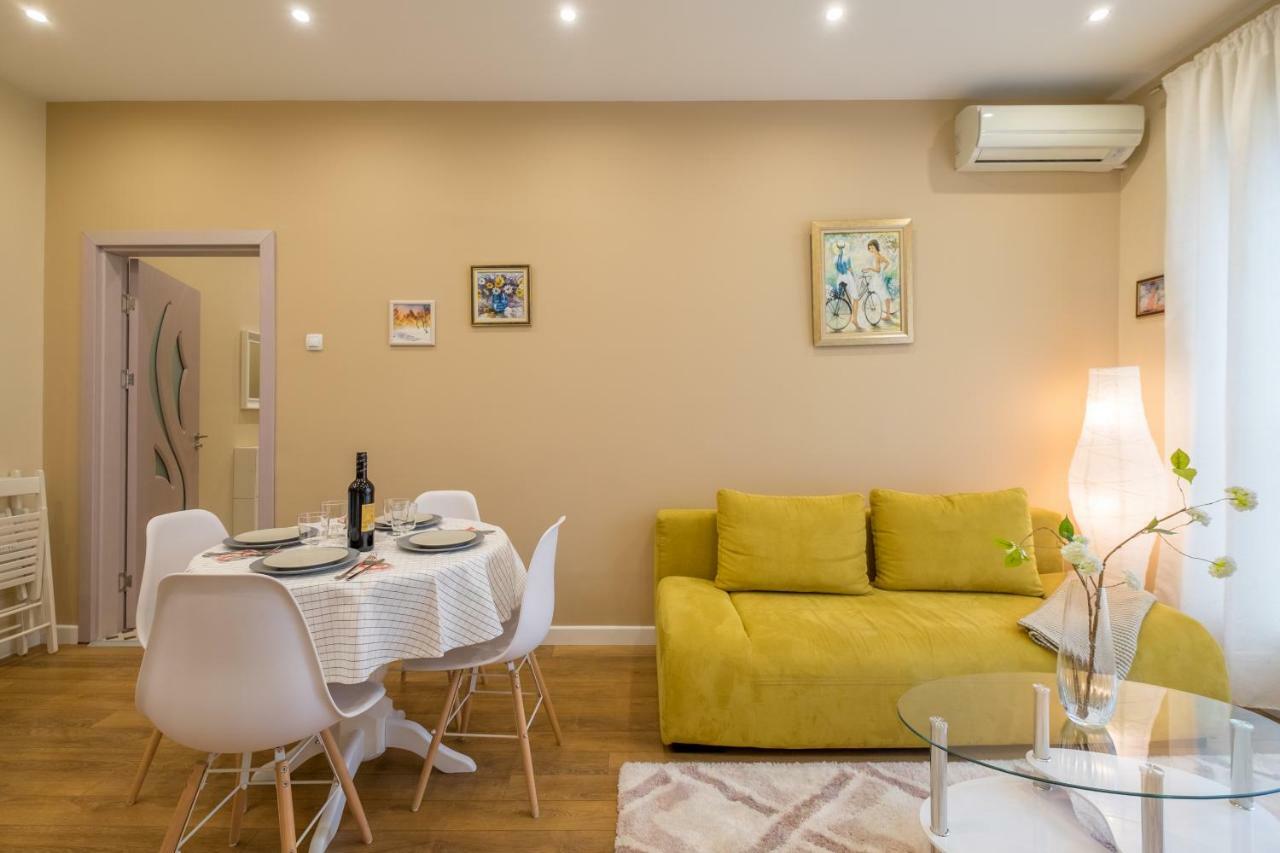 Modern 2 Bedroom Apartment Next To Vitosha Str. Sofia Esterno foto