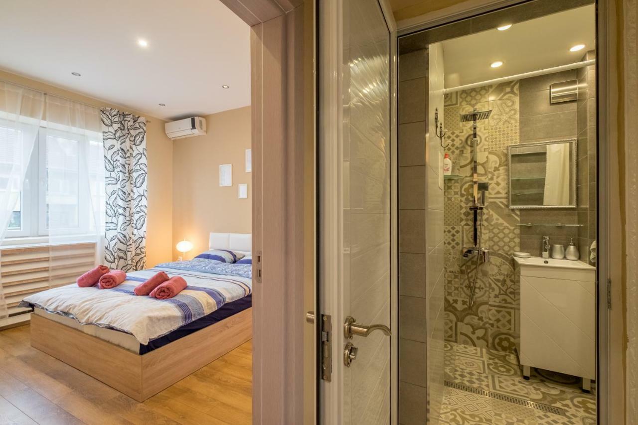 Modern 2 Bedroom Apartment Next To Vitosha Str. Sofia Esterno foto