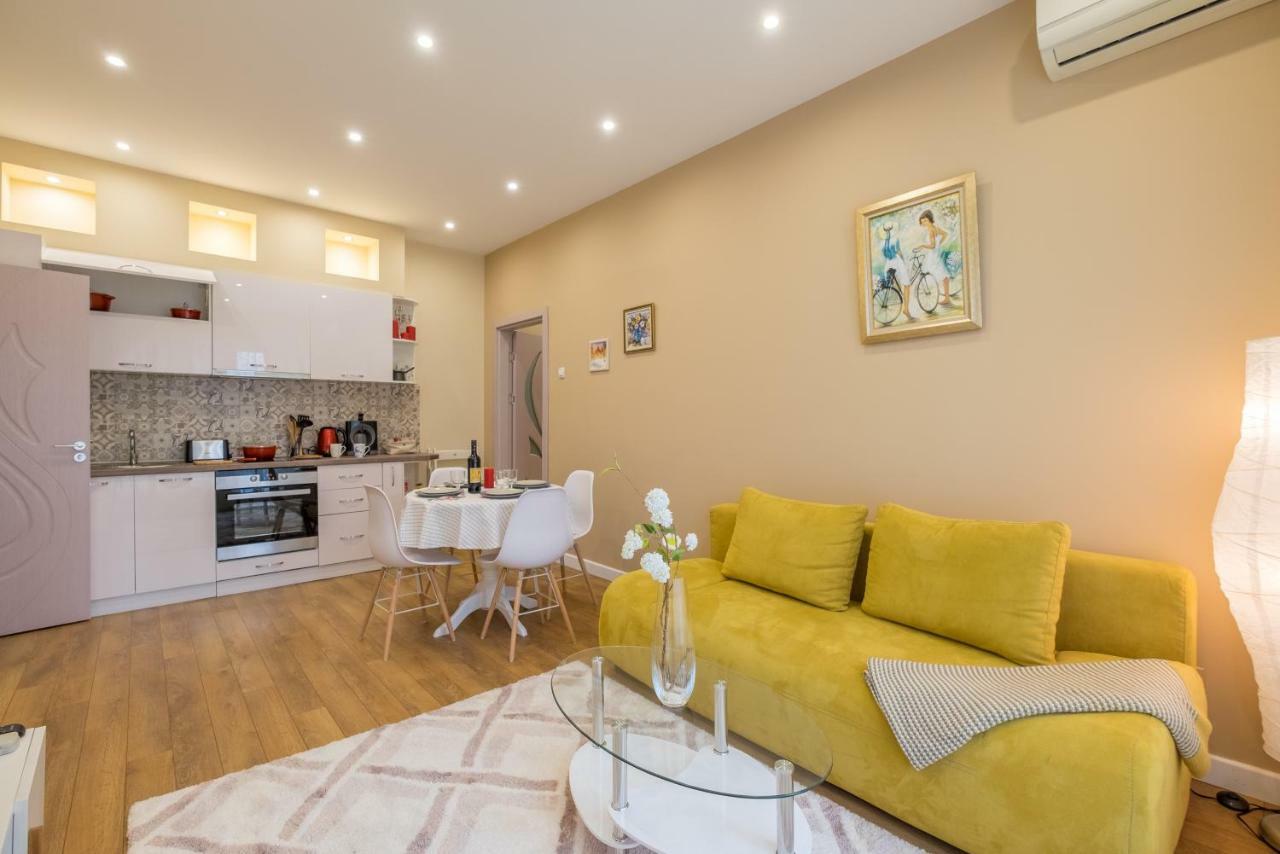 Modern 2 Bedroom Apartment Next To Vitosha Str. Sofia Esterno foto
